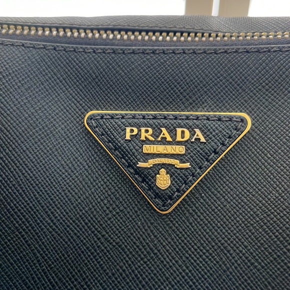 Prada Saffiano leather extra large double zip Galleria tote in black - Picture 15 of 17